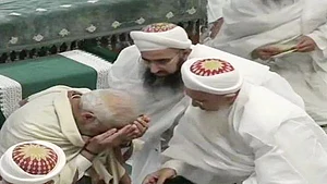 انتخابات سے پہلے پی ایم مودی نے بوہرا سماج کے سامنے جھکایا سَر