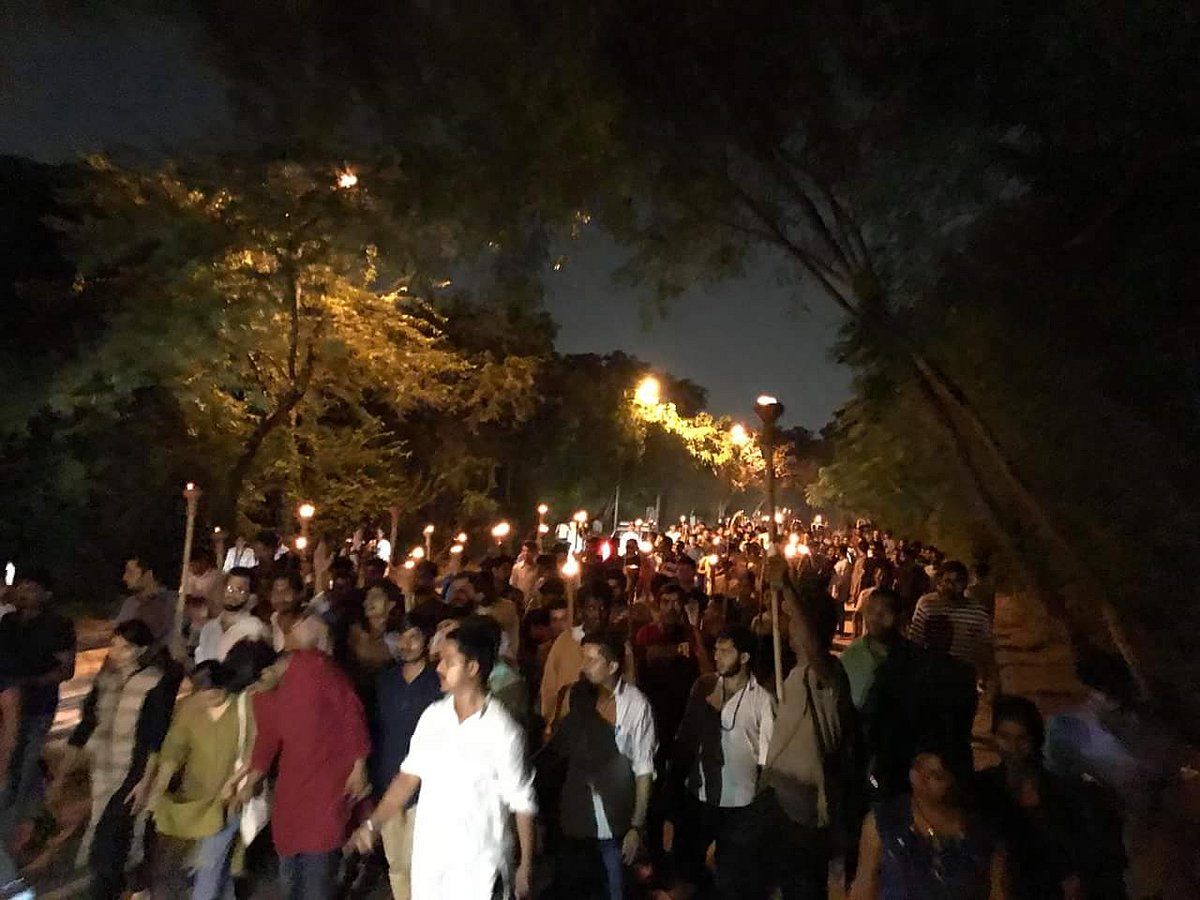 این ایس یو آئی کارکنان جے این یو کیمپس میں مشعل جلوس نکالتے ہوئے