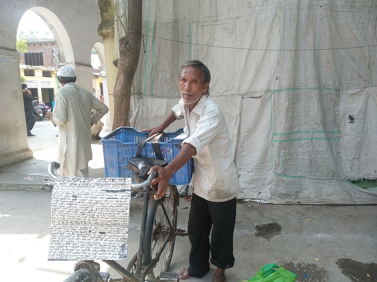 17 سال سے کاغذ پر ہاتھ سے لکھ کر اخبار نکالنے والے دنیش کی کہانی