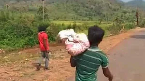 مجبور باپ، بیٹی کی لاش کاندھوں پر ڈھونے کو مجبور، اوڈیشہ میں انسانیت پھر شرمسار