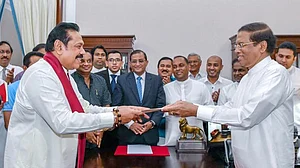 سری لنکا: نئے وزیر اعظم راج پکشے کی حلف برداری، رانیل نے کہا، میں اب بھی پی ایم