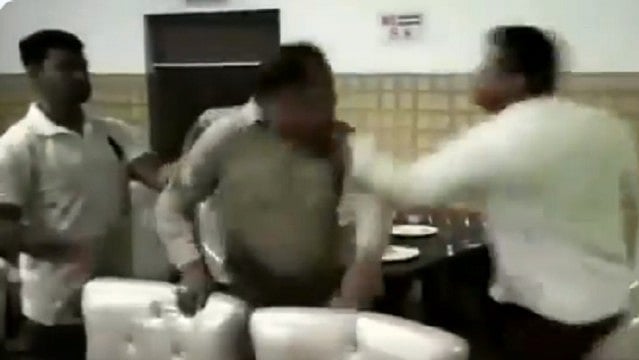 ويڈيو:  یوپی کے میرٹھ میں آپے سے باہر ہوا بی جے پی کونسلر، داروغہ کو جم کر پیٹا