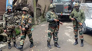 کشمیر: شوپیاں اور بڈگام میں مسلح جھڑپیں، 3 ملی ٹینٹ اور ایک ایس پی او ہلاک