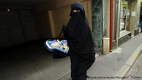’فرانس میں برقعے پر پابندی انسانی حقوق کی خلاف ورزی‘