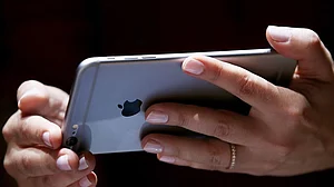 شوہر کا فون دیکھنے کے جرم میں بیوی کو تین ماہ جیل کی سزا