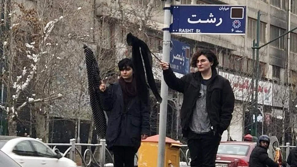 ایران میں بڑے پیمانے پر حکومت کے خلاف مظاہرے ہوئے جن میں خواتین نے بھی حصہ لیا تھا۔