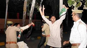 لکھنؤ: گجرات کے وزیر اعلی وجے روپانی کو دکھائے گئے سیاہ پرچم