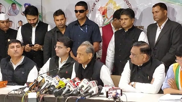 راجستھان: کانگریس کا انتخابی منشور جاری، لڑکیوں کو مفت تعلیم،کسانوں کی قرض معافی
