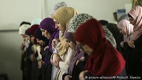 نماز ادا کرتیں خواتین