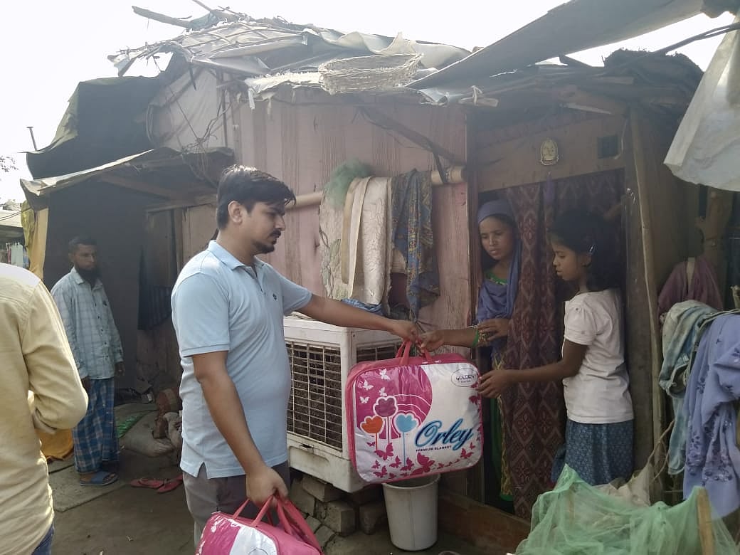 مظلوم روہنگیا کے درمیان جامعہ ملیہ اسلامیہ کے طلبا نے تقسیم کیے گرم کپڑے