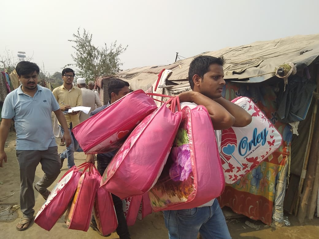 مظلوم روہنگیا کے درمیان جامعہ ملیہ اسلامیہ کے طلبا نے تقسیم کیے گرم کپڑے