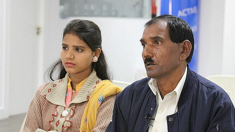 آسیہ بی بی کے شوہر اور بیٹی کی ایک فائل تصویر (سوشل میڈیا )