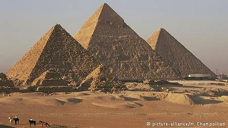 اہرام مصر پر برہنہ تصوير، مصری حکام نے تفتيش شروع کر دی