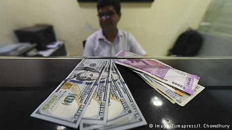 روپے میں تاریخی گراوٹ
