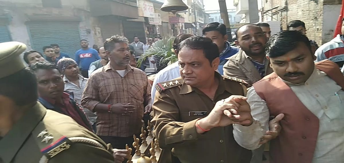 دلت سماج کے لوگو ں کو مندر سے باہرکر تی پولس۔فوٹو ایم افسر