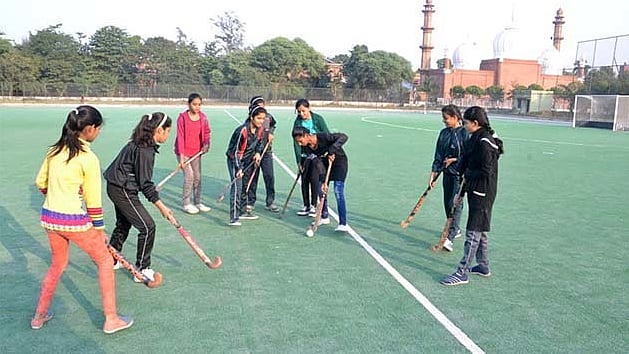 اے ایم یو کی طالبات میدان پر ہاکی کی پریکٹس کرتی ہوئیں