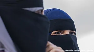 سعودی عرب: سوشل میڈیا پر نیا ہیش ٹیگ ’نقاب میری جوتی کے نیچے‘