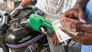 پٹرول اور ڈیزل کی قیمتوں میں ایک مرتبہ پھر اضافہ، عوام کو کوئی راحت نہیں