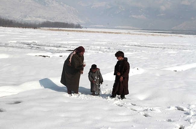 جموں و کشمیر: سخت سردی کے بعد وادیٔ کشمیر میں کھلی دھوپ