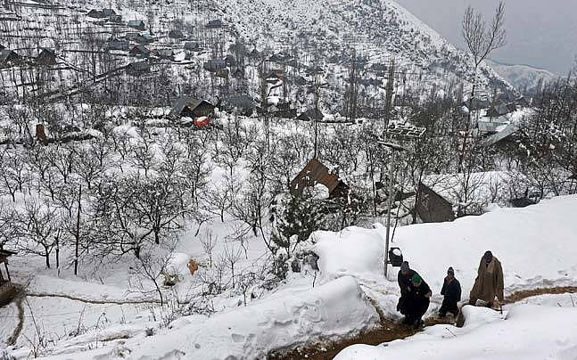 شدید برف باری کے بعد باہری دنیا سے کشمیر کا رابطہ منقطع