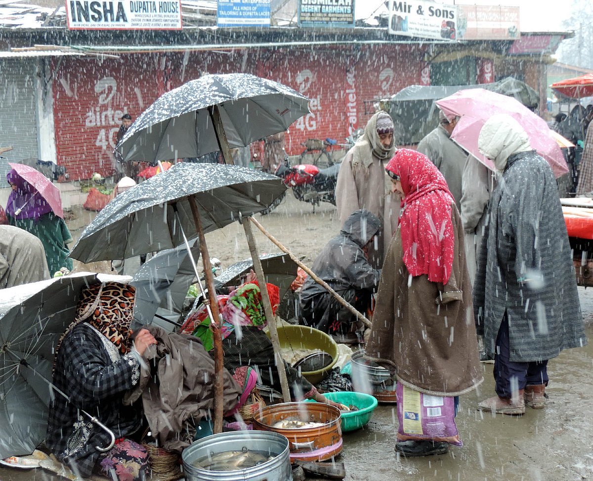 وادی کشمیر میں تازہ برف باری شروع