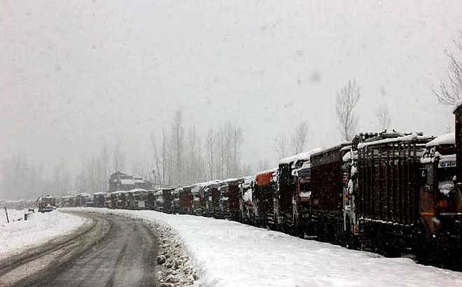 کشمیر کا بیرونی دنیا سے زمینی رابطہ ساتویں روز بھی منقطع