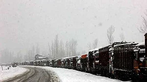 کشمیر کا بیرونی دنیا سے زمینی رابطہ ساتویں روز بھی منقطع