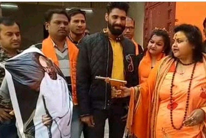 مہاتما گاندھی کے قتل کا ’ری کریئشن‘ کرنے والی پوجا  شوہر کے ساتھ گرفتار