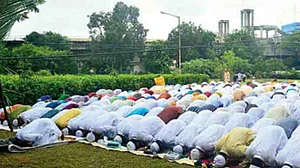 عوامی مقامات پر مذہبی تقاریب کی روایت قدیم، پھر نماز پر پابندی کیوں– رام پنیانی