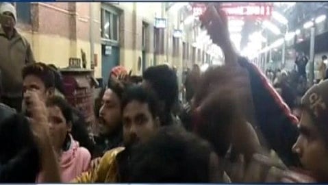 نتیش کے بہار میں بے خوف بدمعاش، چلتی ٹرین میں 200 مسافروں سے لوٹ