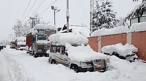 سری نگر-جموں قومی شاہراہ مسلسل چوتھے روز بند، سینکڑوں گاڑیاں درماندہ