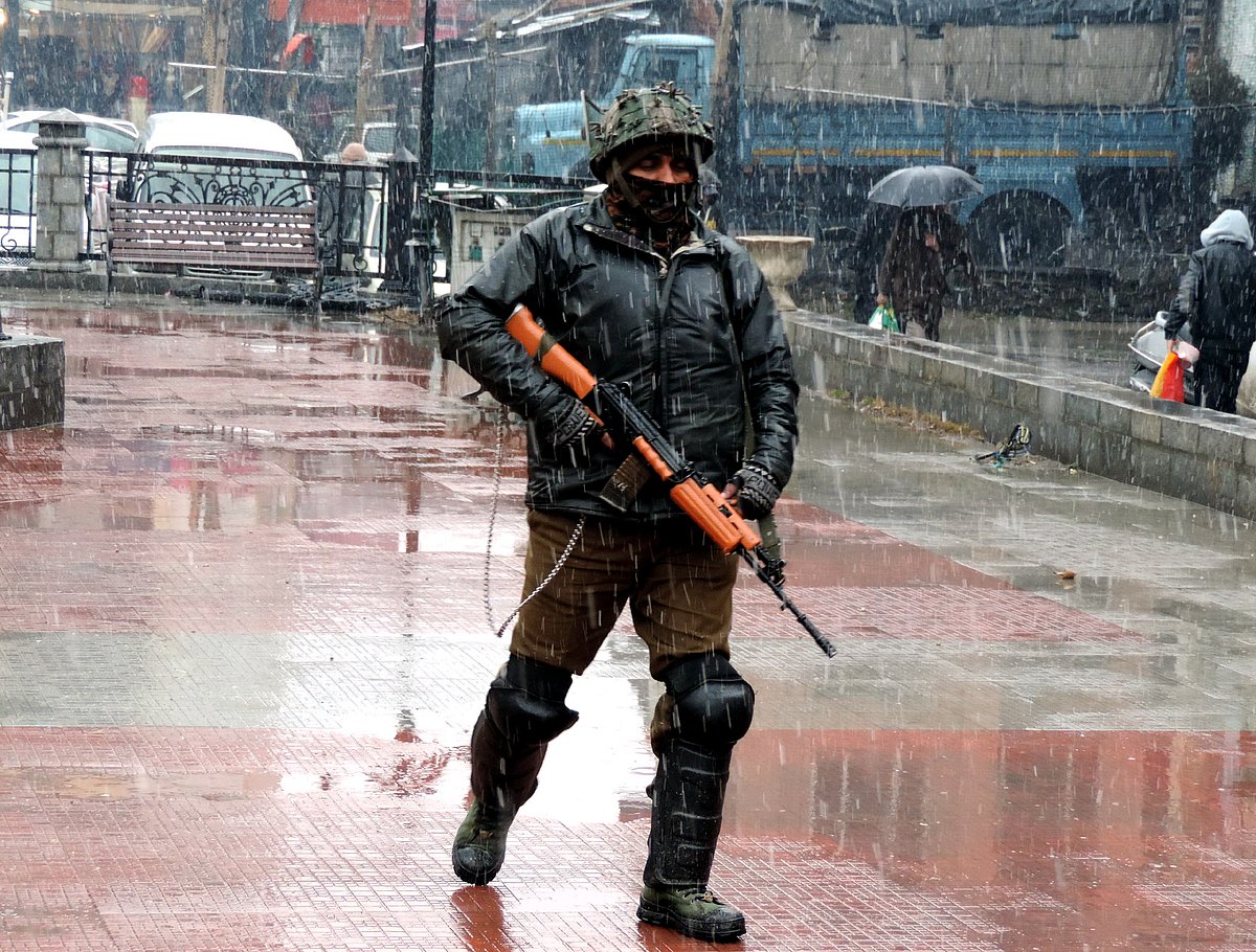 کشمیر میں برف باری کا سلسلہ جمعرات کو بھی جاری رہا