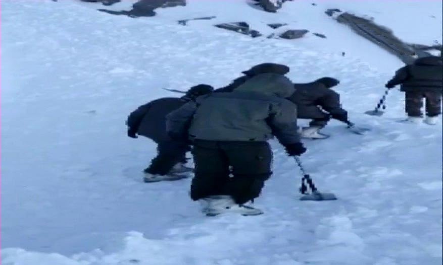 کشمیر میں موسم سرما کی قہر سامانیاں، برفانی تودے کی زد میں آکر  4 افراد ہلاک، 6 کی تلاش جاری