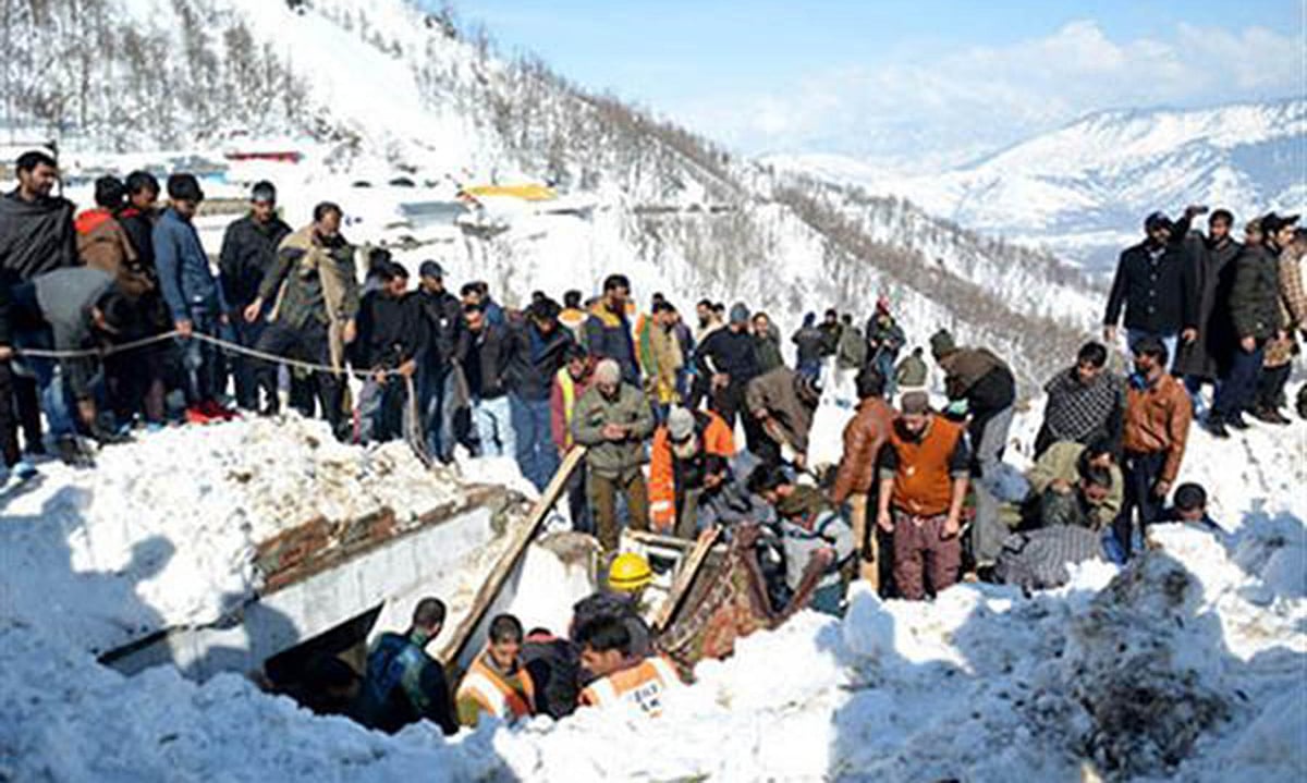 کشمیر: برفانی تودے کی وجہ سے زندہ دفن افراد میں سے آٹھویں فرد کی لاش بر آمد