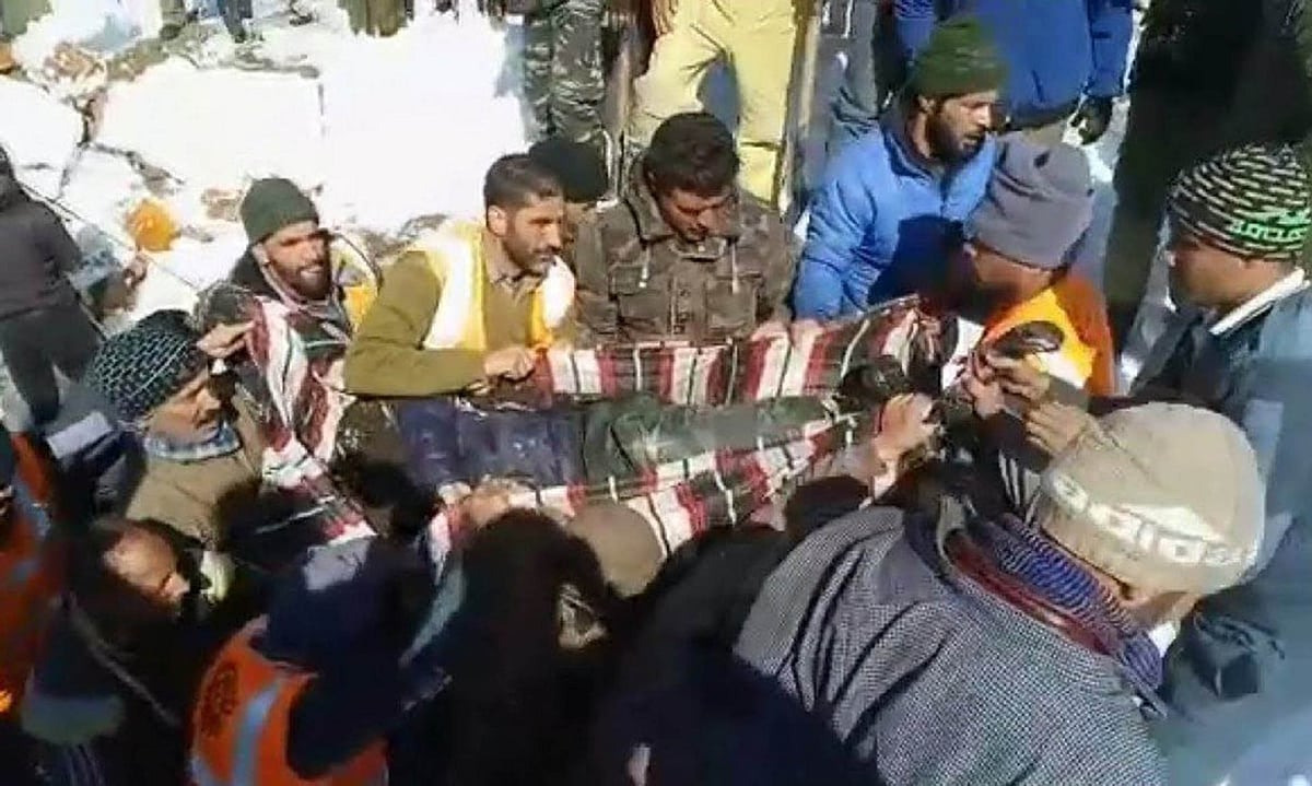 کشمیر: برفانی تودے کی وجہ سے زندہ دفن افراد میں سے آٹھویں فرد کی لاش بر آمد