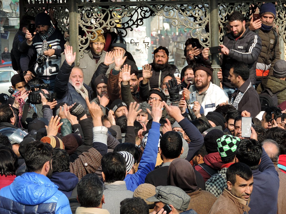 کشمیر: عارضی ملازمین پھر سراپا احتجاج، نوکریوں کی مستقلی اور منیمم ویجز ایکٹ پر عمل درآمد کا مطالبہ