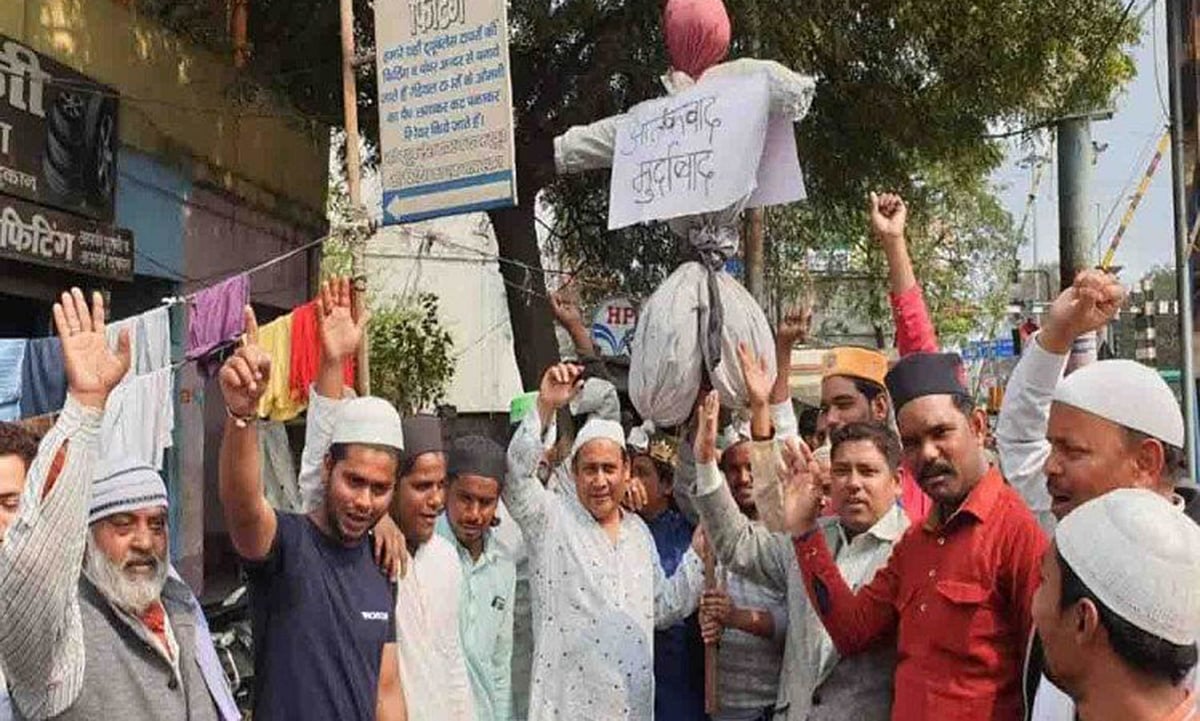 اناؤ میں مظاہرہ کرتے لوگ
