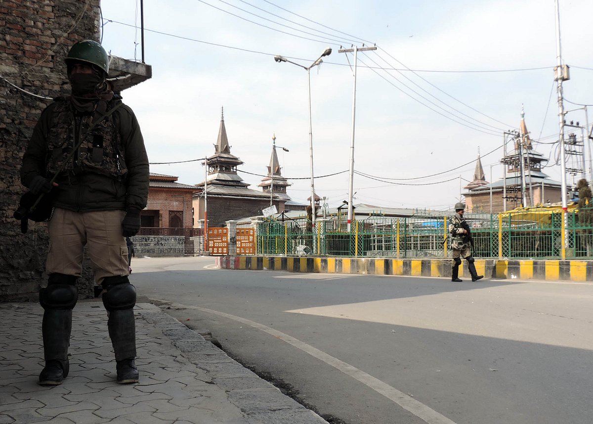 کشمیر: گرفتاریاں اور دفعہ ’35 اے‘ کے خلاف مبینہ سازشیں، وادی میں مکمل ہڑتال