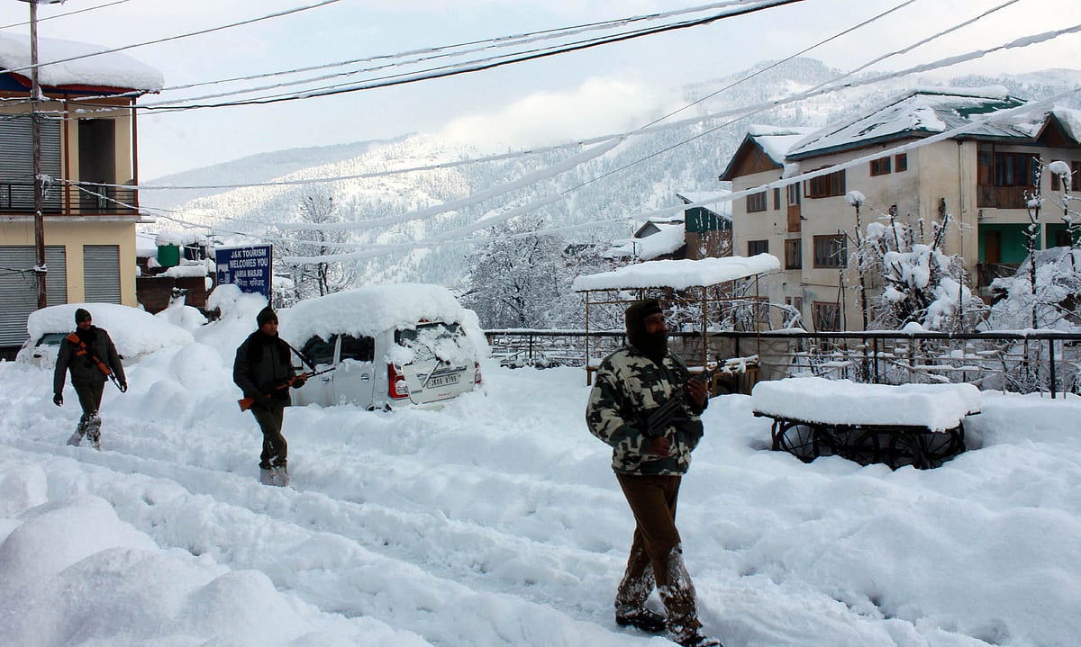 کشمیر: برفانی تودے کی وجہ سے زندہ دفن افراد میں سے آٹھویں فرد کی لاش بر آمد