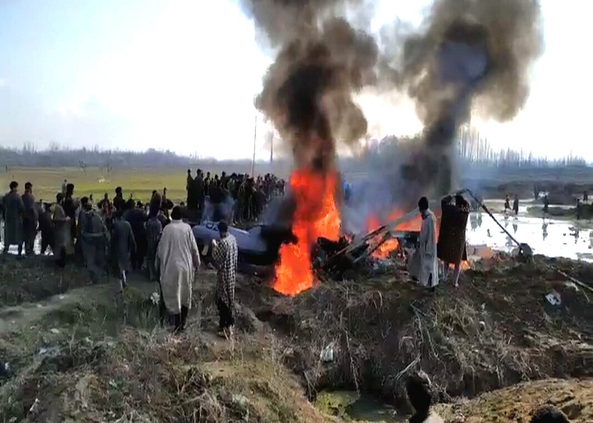 کشمیر: بڈگام میں فضائیہ کا ہیلی کاپٹر گر کر تباہ، 2 پائلٹ سمیت 7 افراد جان بحق