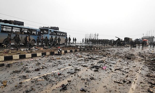 جموں و کشمیر میں اپنی نوعت کا سب سے بڑا خودکش حملہ، 44 سی آر پی ایف اہلکار ہلاک