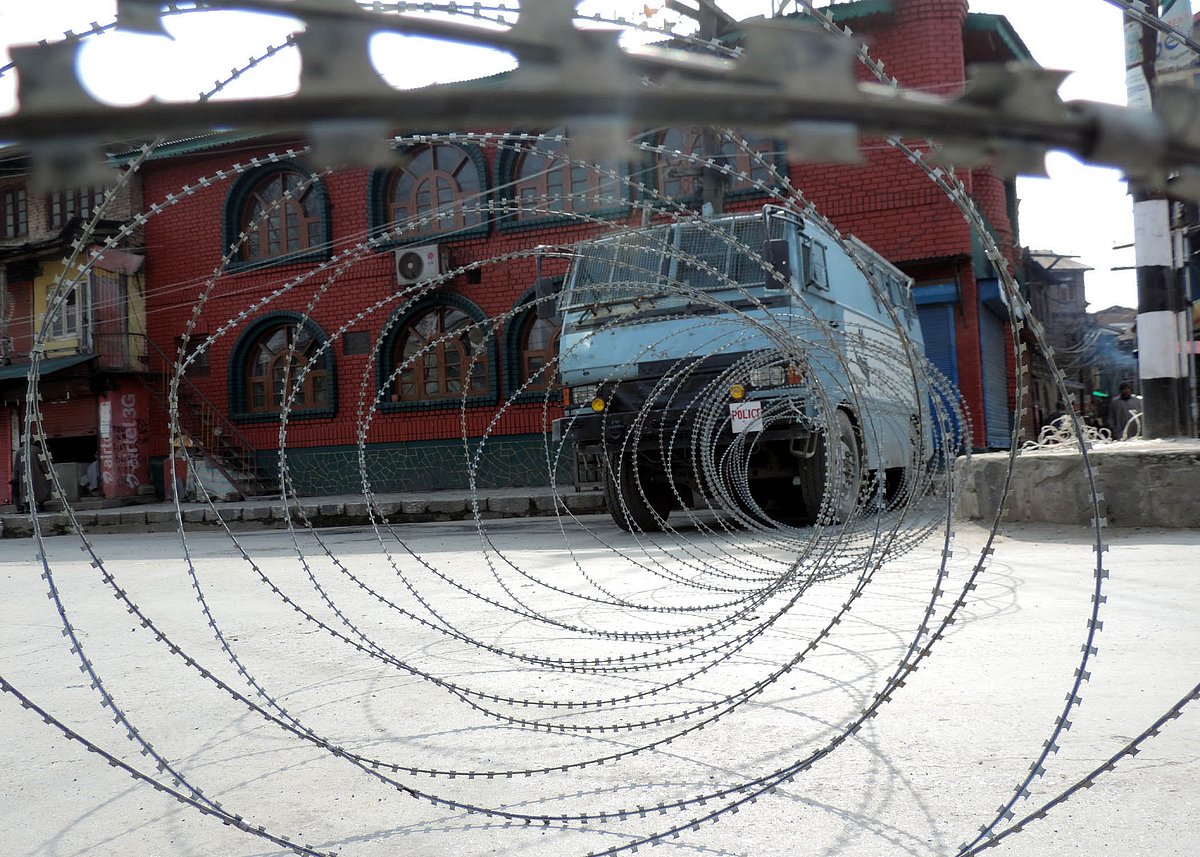 کشمیر: گرفتاریاں اور دفعہ ’35 اے‘ کے خلاف مبینہ سازشیں، وادی میں مکمل ہڑتال