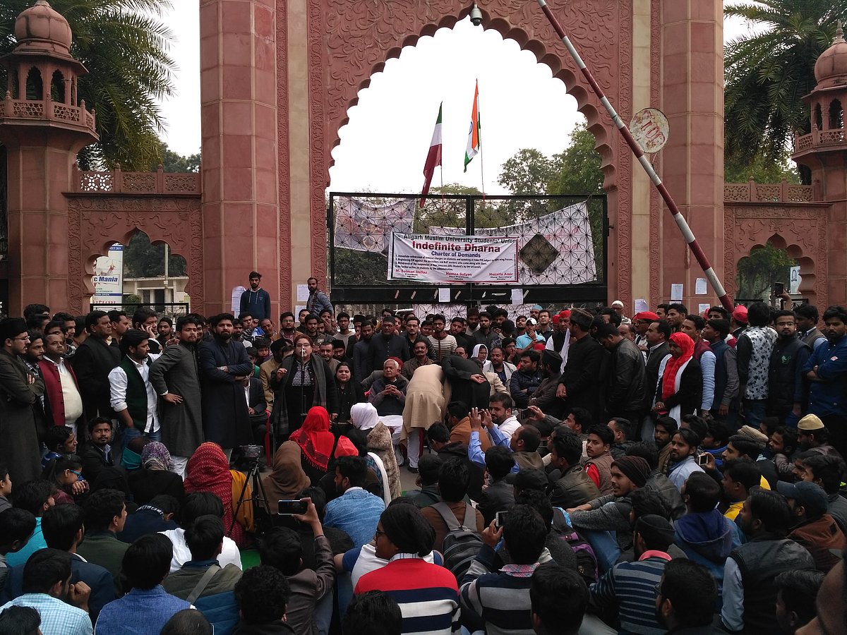 اے ایم یو طلبا کا لگاتار ساتویں روز دھرنا، اکھلیش یادو کے وفد نے کی ملاقات