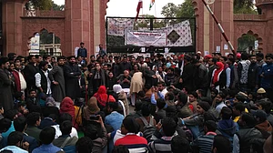 اے ایم یو طلبا کا لگاتار ساتویں روز دھرنا، اکھلیش یادو کے وفد نے کی ملاقات