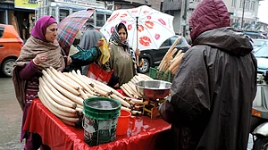 وادی کشمیر میں تازہ برف باری کا سلسلہ، زمینی اور فضائی روابط منقطع