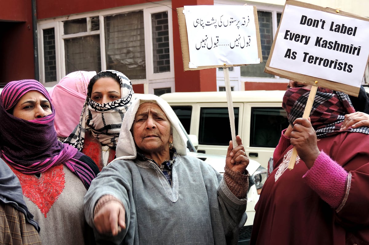کشمیریوں پر تشدد کے خلاف سری نگر میں غیر ریاستی مزدوروں کا احتجاج