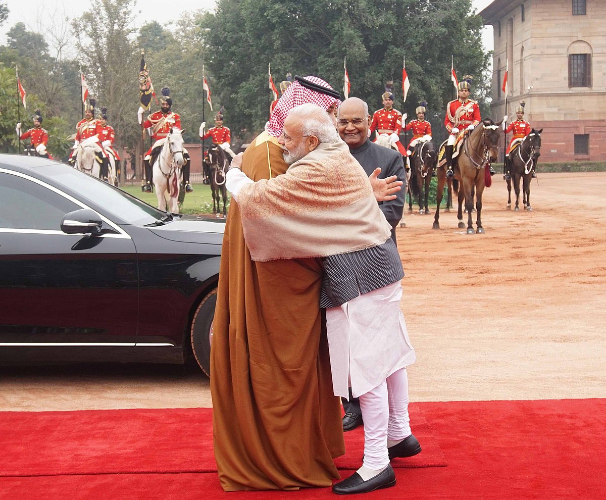 سعودی شہزادہ محمد بن سلمان کو گلے لگانے پر پی ایم مودی بنے تنقید کا نشانہ