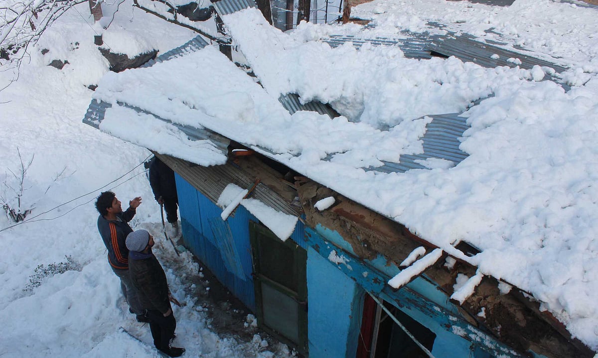 کشمیر: برفانی تودے کی وجہ سے زندہ دفن افراد میں سے آٹھویں فرد کی لاش بر آمد