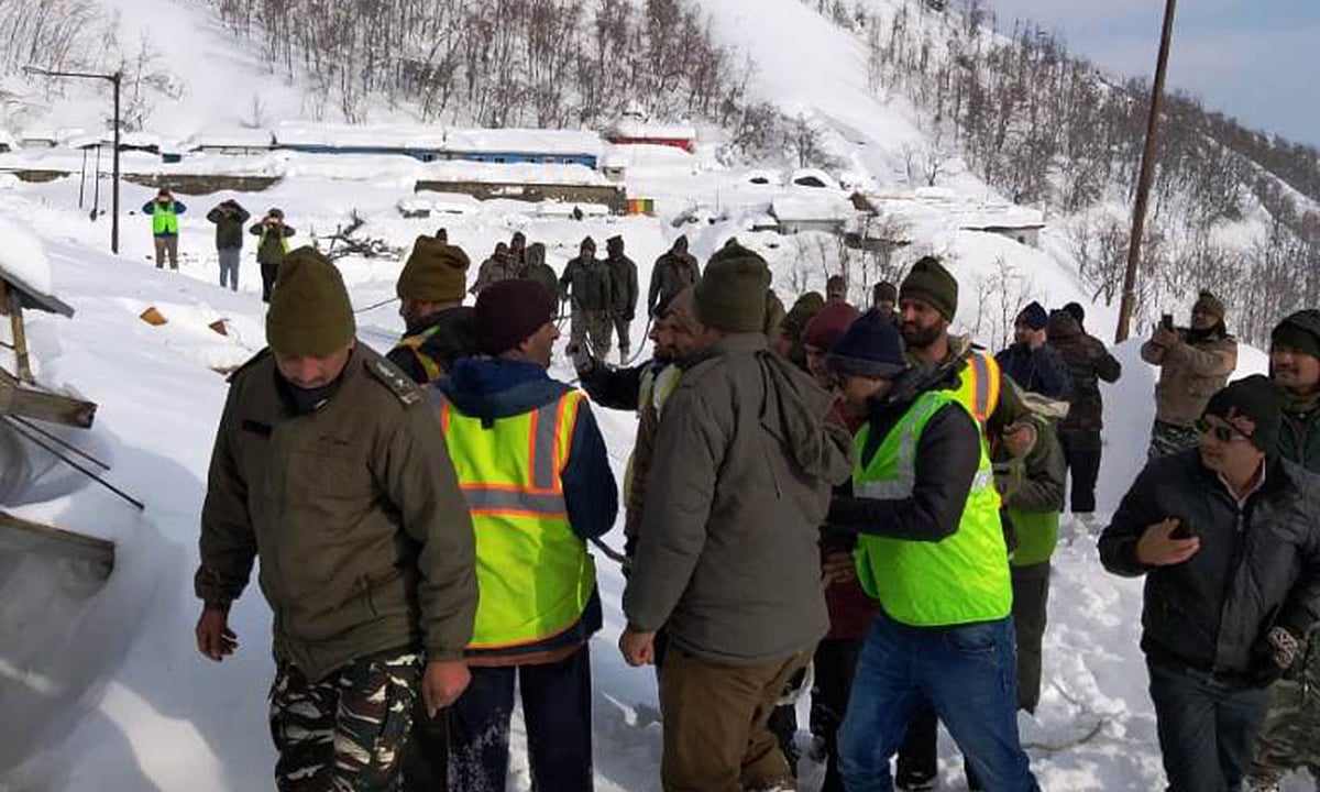 کشمیر: برفانی تودے کی وجہ سے زندہ دفن افراد میں سے آٹھویں فرد کی لاش بر آمد