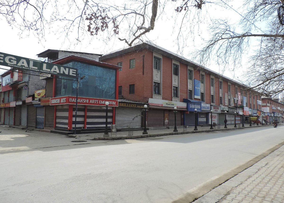 کشمیر: گرفتاریاں اور دفعہ ’35 اے‘ کے خلاف مبینہ سازشیں، وادی میں مکمل ہڑتال